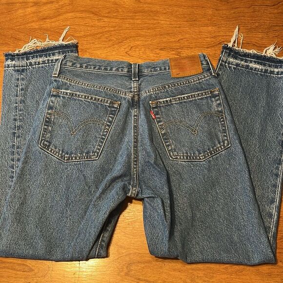 Levi's 501 Straight Ankle Cropped Jeans with Distressed Knee - Picture 7 of 9